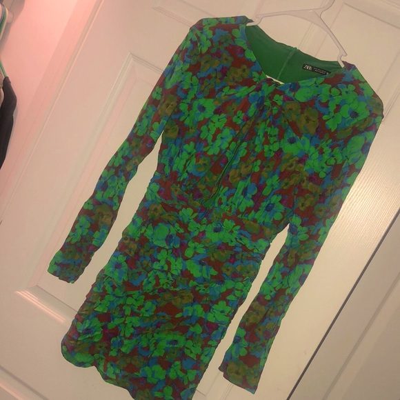 Zara Dresses & Skirts - Zara NWOT Floral Ruched dress